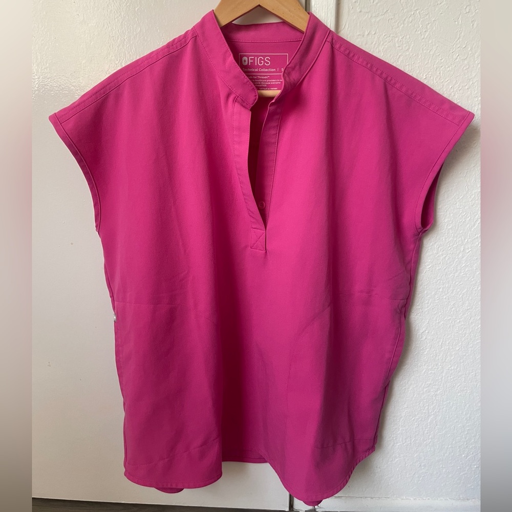 FIGS Women’s Shirt and Pants Scrub Set